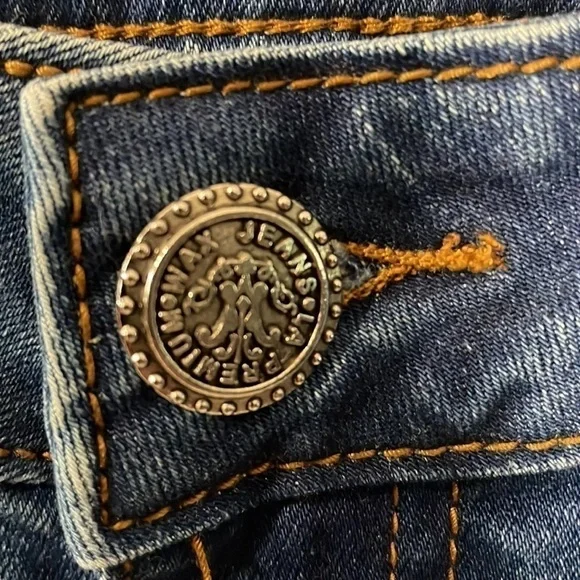 seductions FD Jeans with Studs & Skull Studs Distressed Women's/Junior's Size 3 - Picture 4 of 10